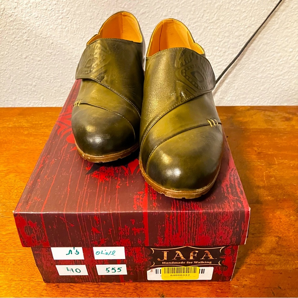 Jafa olive leather oxfords size 40 (fits size 8.5 or 9)
Brand new in box